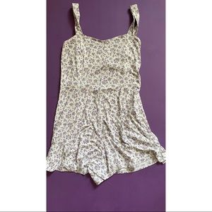 Purple & Whits Forever 21 Floral Romper 💐 SIZE M